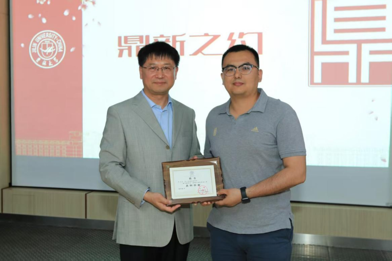 哔咔漫画
博士后工作40周年《晨星》系列人物报道——阿力木：从边疆学子到国际前沿的追光者